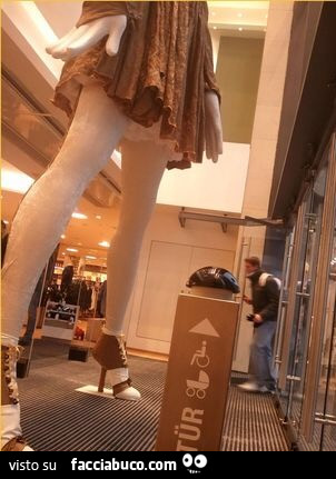 Statua gigante di donna al negozio di vestiario femminile