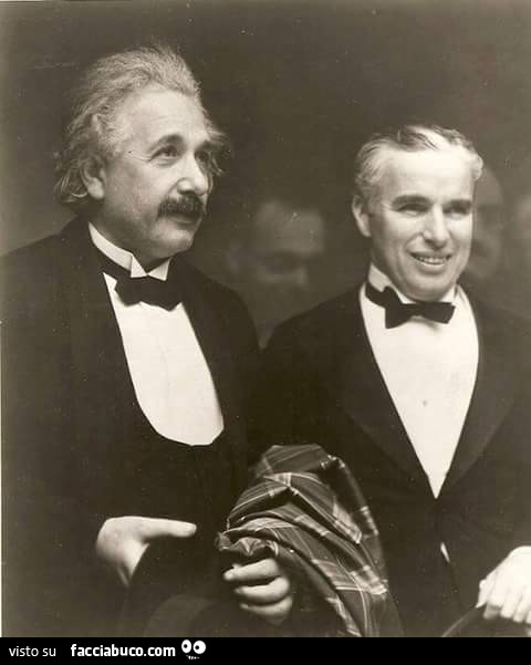 Quando Albert Einstein incontrò per la prima volta Charlie Chaplin gli disse: «Quello che ammiro in lei è la capacità di farsi capire senza aver mai detto una parola». «È Vero – rispose Chaplin – ma lei è più bravo di me perché il mondo la stima pur