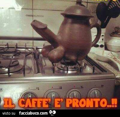 Caffettiera con pene e palle. Il caffè è pronto