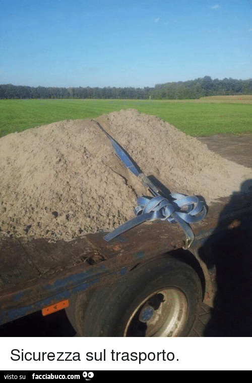 Camion trasporta terra legandola con un cavo. Sicurezza sul trasporto