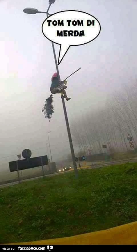 Befana schiantata sul palo della luce. Tom Tom di merda