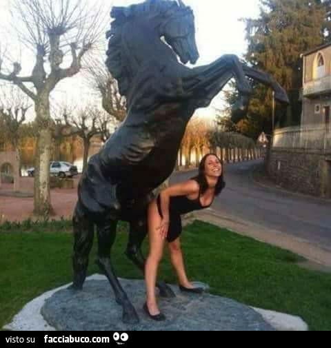 Si fa scopare dalla statua del cavallo