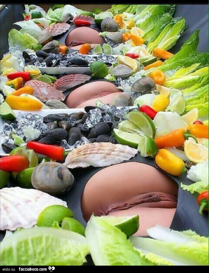 Fighe in mezzo ai frutti di mare
