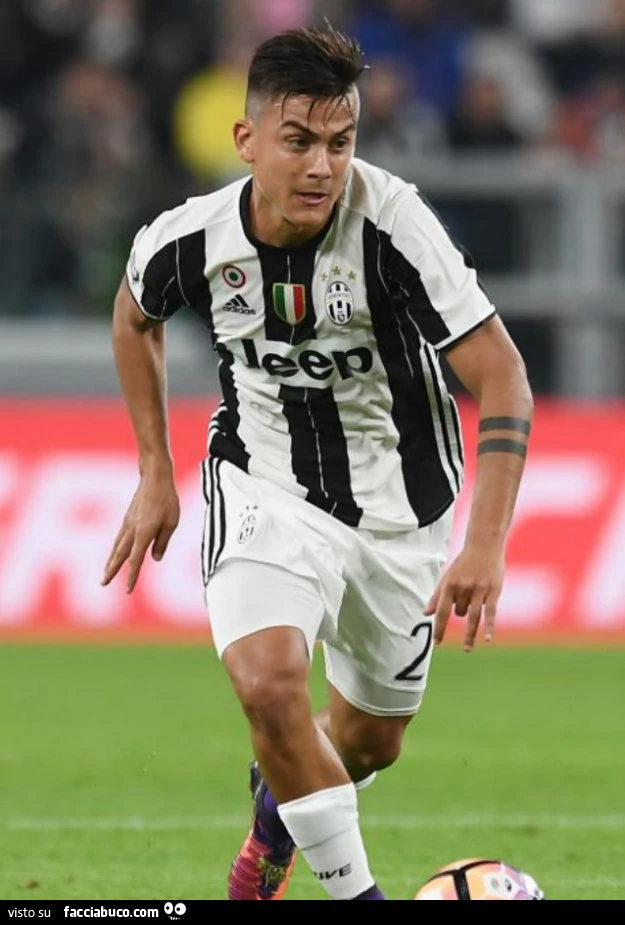 Dybala calcia un pallone