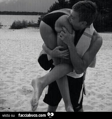 Morso sul sedere in spiaggia