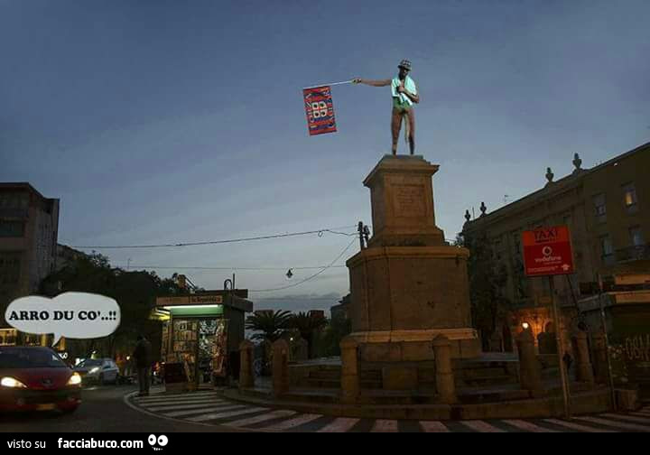 Il negro di whatsapp sulla statua con la bandiera del Cagliari. Arro du cò
