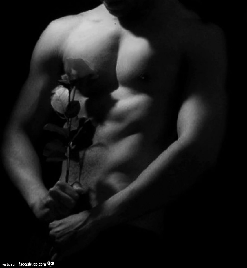 Uomo a petto nudo con fiore sul petto