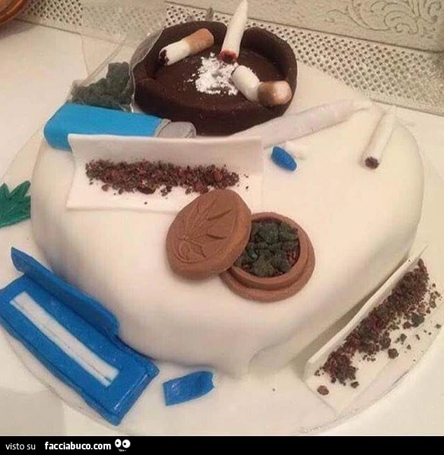 Torta a forma di canne, marijuana, cartine e sigarette