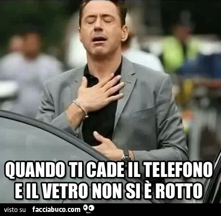 Quando ti cade il telefono e il vetro non si è rotto