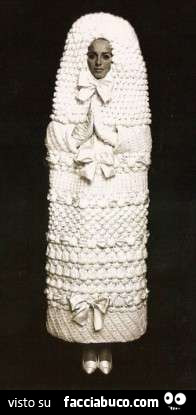 Vestito da sposa vintage che sembra un grosso dildo