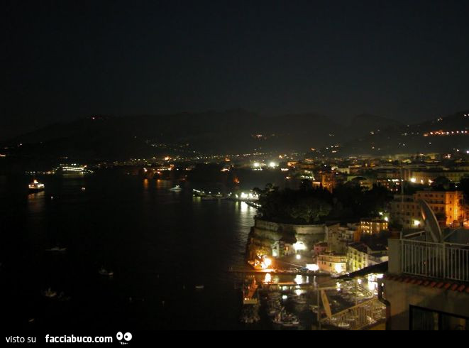 Penisola Sorrentina fotografata di notte da Elis67