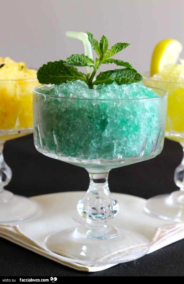 Granita alla menta in bicchiere raffinato