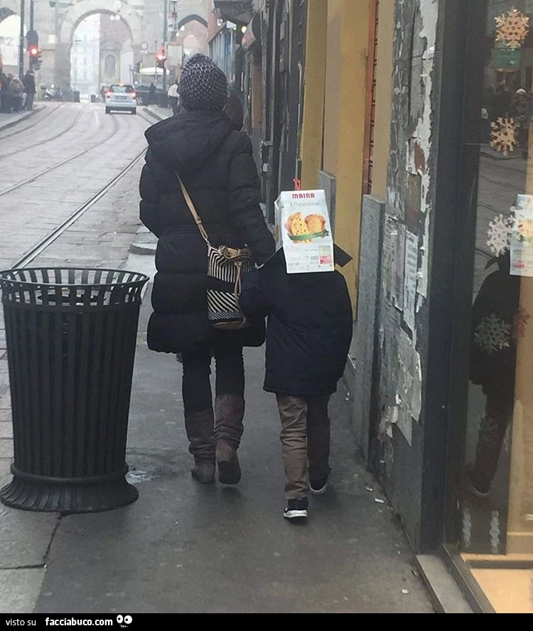 Bimbo con in testa la scatola del panettone