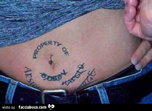 Tatuaggio sull'ombelico. Proprietà di Bobby